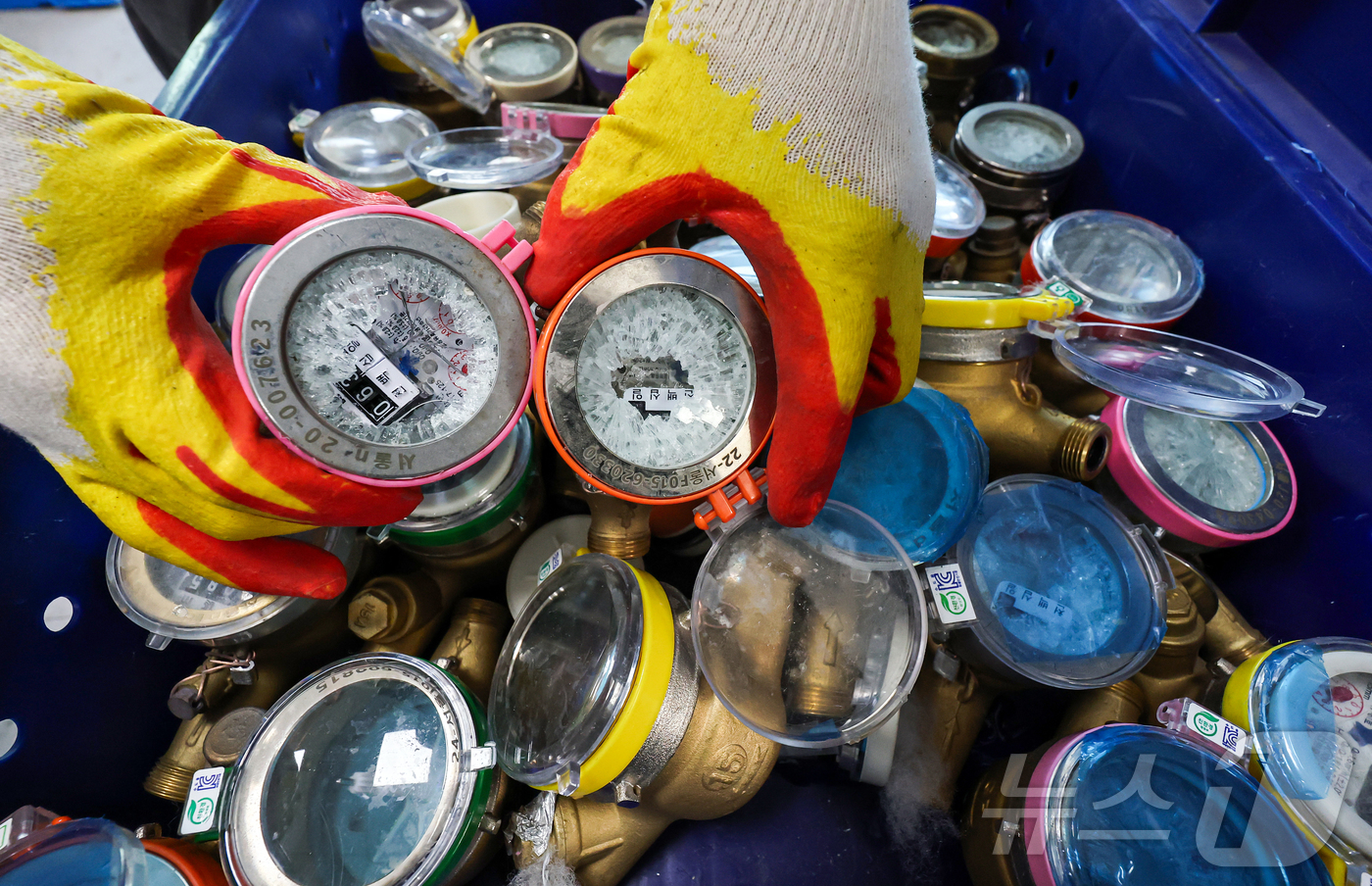 (서울=뉴스1) 김진환 기자 = 서울 전역에 한파주의보가 내려진 21일 서울 강북구 서울북부수도사업소에서 수도계량기 교체반 직원이 동파된 수도계량기를 정리하고 있다. 이날 서울시에 …