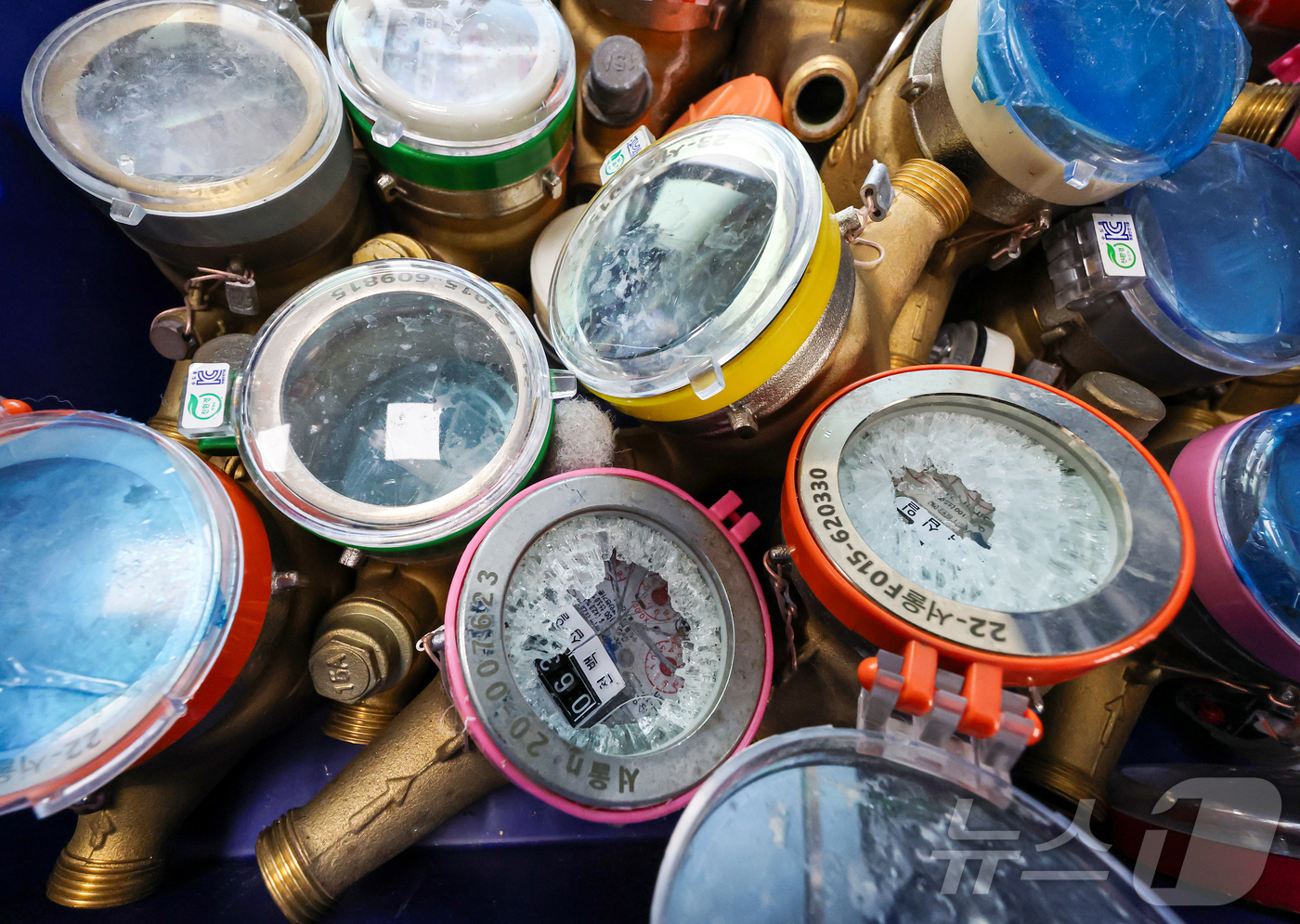 (서울=뉴스1) 김진환 기자 = 서울 전역에 한파주의보가 내려진 21일 서울 강북구 서울북부수도사업소에서 수도계량기 교체반 직원이 동파된 수도계량기를 정리하고 있다. 이날 서울시에 …