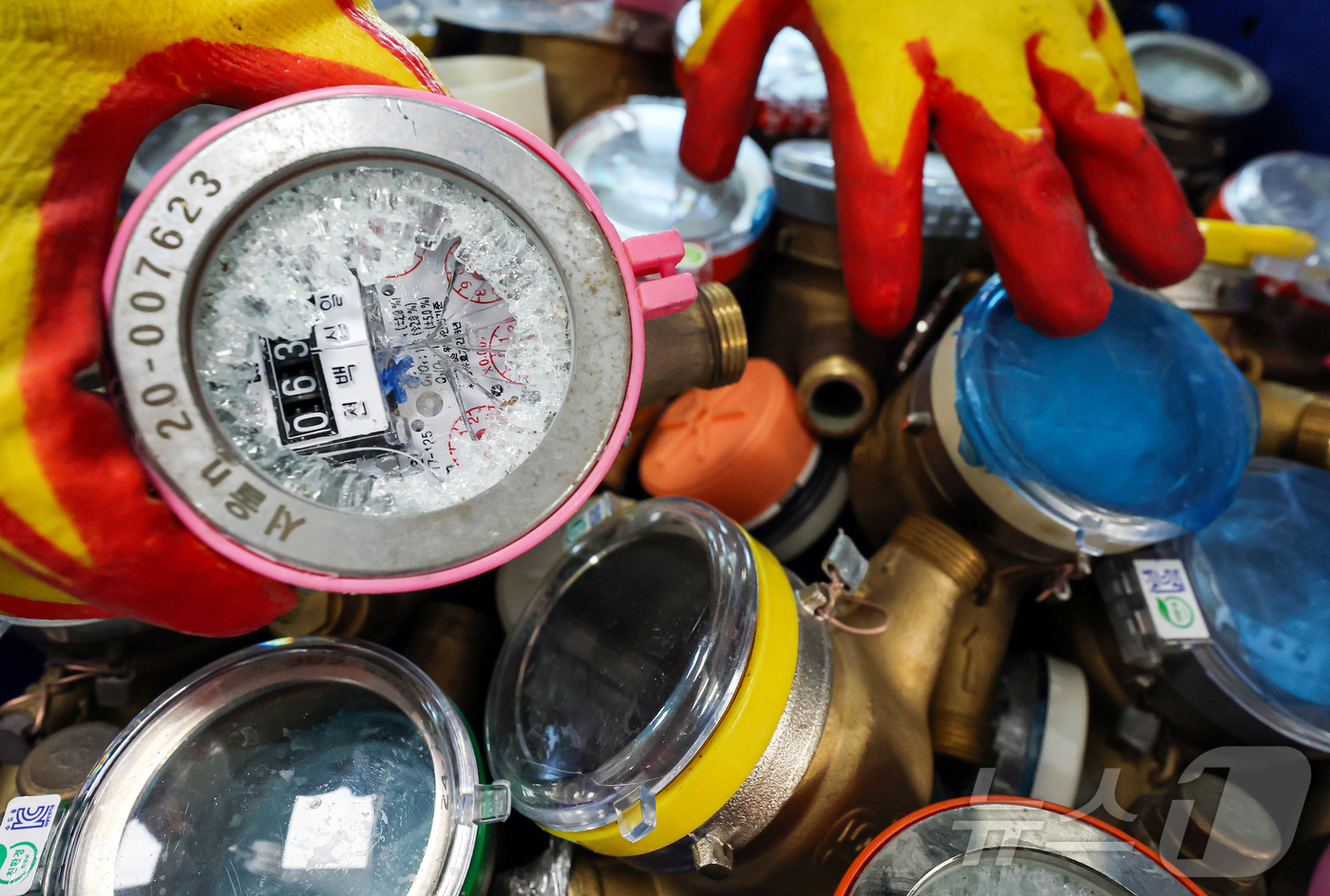 (서울=뉴스1) 김진환 기자 = 서울 전역에 한파주의보가 내려진 21일 서울 강북구 서울북부수도사업소에서 수도계량기 교체반 직원이 동파된 수도계량기를 정리하고 있다. 이날 서울시에 …