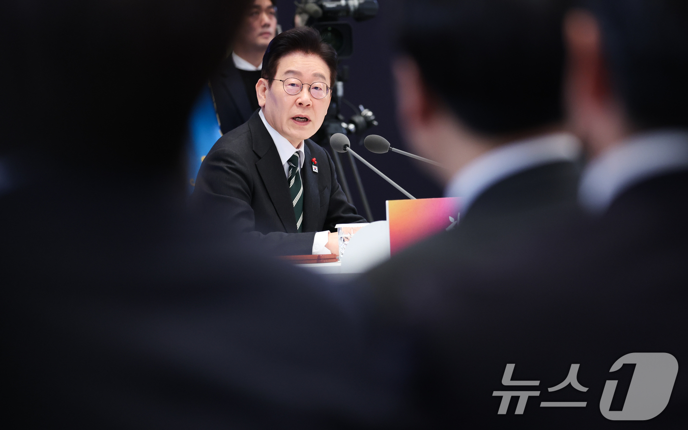 (서울=뉴스1) 이재명 기자 = 이재명 대통령이 21일 청와대 영빈관에서 열린 신년 기자회견에서 취재진 질문에 답변하고 있다. 2026.1.21/뉴스1