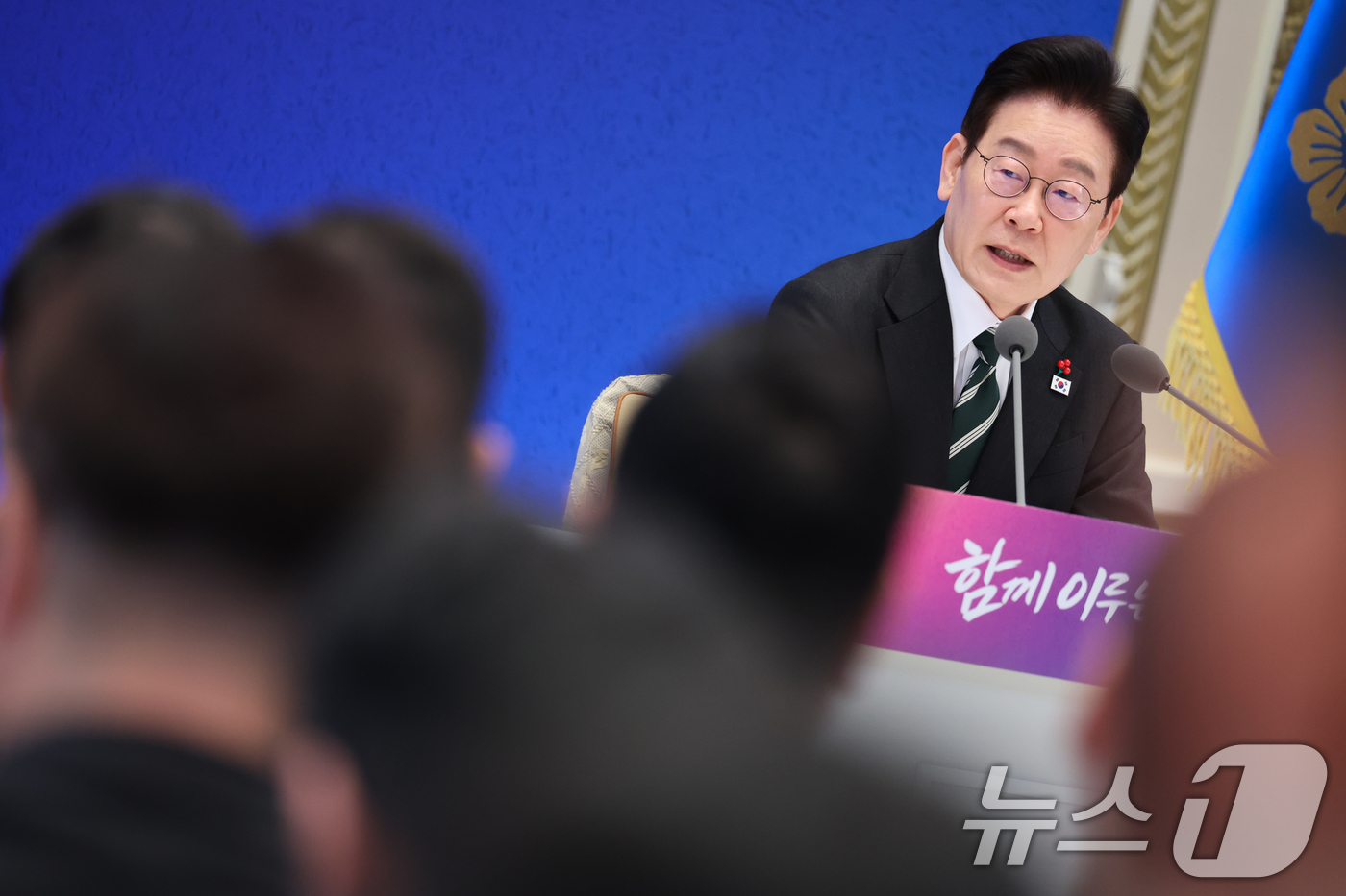 (서울=뉴스1) 이재명 기자 = 이재명 대통령이 21일 청와대 영빈관에서 열린 신년 기자회견에서 취재진 질문에 답변하고 있다. 2026.1.21/뉴스1