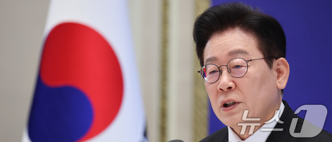 (서울=뉴스1) 이재명 기자 = 이재명 대통령이 21일 청와대 영빈관에서 열린 신년 기자회견에서 취재진 질문에 답변하고 있다. 2026.1.21/뉴스1