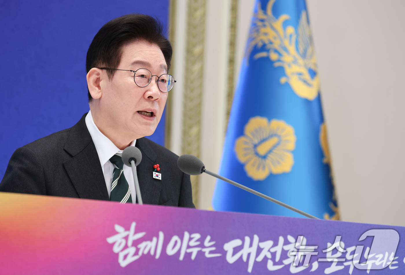 (서울=뉴스1) 이재명 기자 = 이재명 대통령이 21일 청와대 영빈관에서 열린 신년 기자회견에서 취재진 질문에 답변하고 있다. 2026.1.21/뉴스1