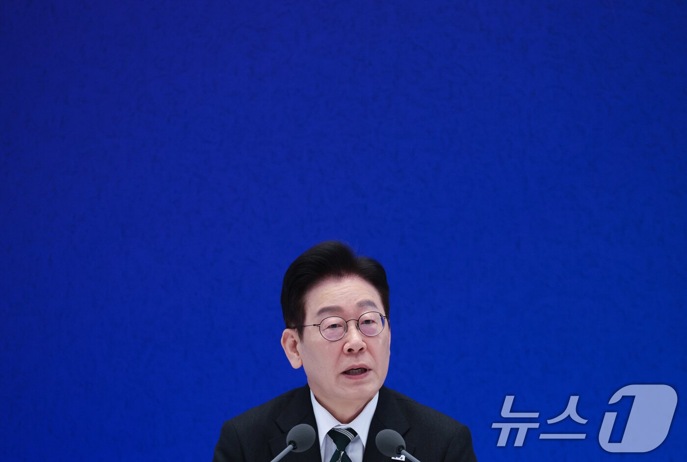 본문 이미지 - 이재명 대통령이 21일 청와대 영빈관에서 열린 신년 기자회견에서 취재진 질문에 답변하고 있다. 2026.1.21/뉴스1 ⓒ News1 이재명 기자