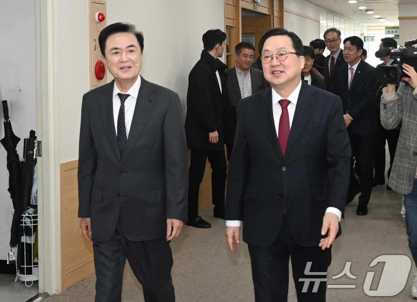 (대전=뉴스1) = 이장우 대전시장과 김태흠 충남도지사가 21일 대전시청에서 대전·충남 행정통합 관련 긴급 회동을 앞두고 이동하고 있다.(공동취재) 2026.1.21/뉴스1