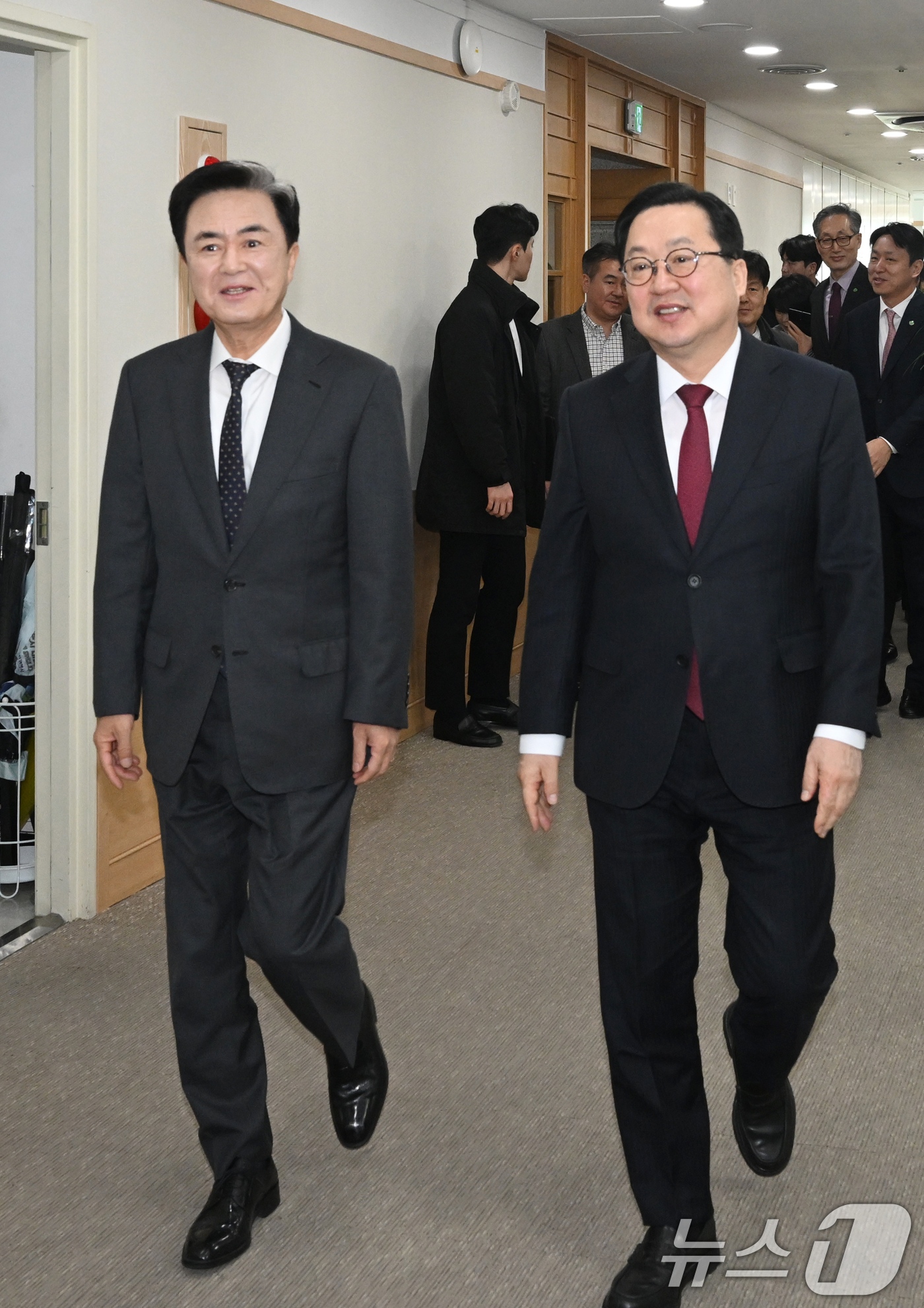 (대전=뉴스1) = 이장우 대전시장과 김태흠 충남도지사가 21일 대전시청에서 대전·충남 행정통합 관련 긴급 회동을 앞두고 이동하고 있다.(공동취재) 2026.1.21/뉴스1