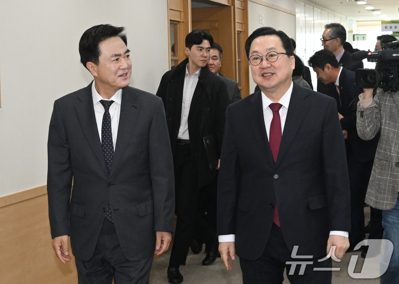 (대전=뉴스1) = 이장우 대전시장과 김태흠 충남도지사가 21일 대전시청에서 대전·충남 행정통합 관련 긴급 회동을 앞두고 이동하고 있다.(공동취재) 2026.1.21/뉴스1