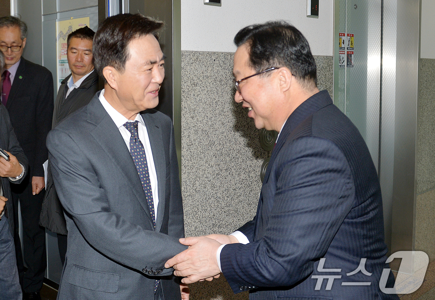 (대전=뉴스1) = 이장우 대전시장과 김태흠 충남도지사가 21일 대전시청에서 대전·충남 행정통합 관련 긴급 회동에 앞서 인사하고 있다.(공동취재)  2026.1.21/뉴스1