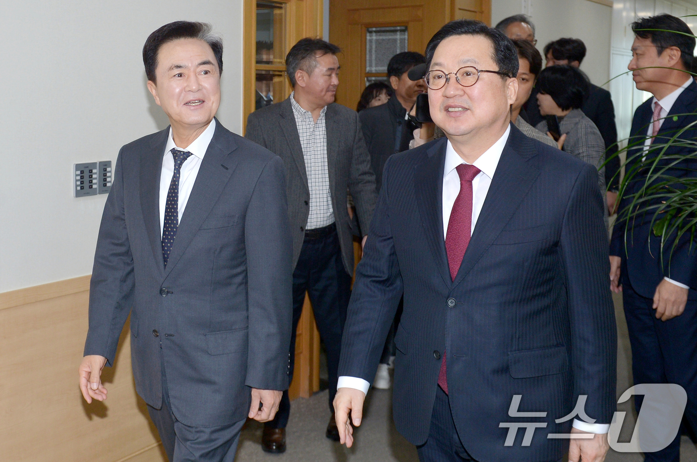 (대전=뉴스1) = 이장우 대전시장과 김태흠 충남도지사가 21일 대전시청에서 대전·충남 행정통합 관련 긴급 회동을 하기 위해 이동하고 있다.(공동취재)  2026.1.21/뉴스1