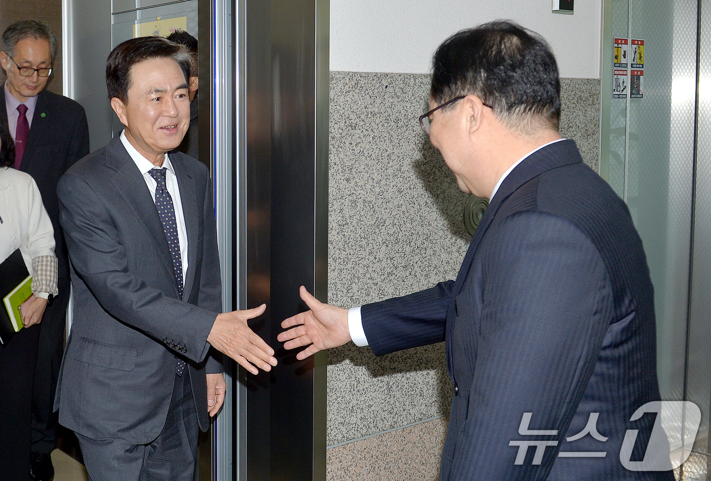 (대전=뉴스1) = 이장우 대전시장과 김태흠 충남도지사가 21일 대전시청에서 대전·충남 행정통합 관련 긴급 회동에 앞서 인사하고 있다.(공동취재) 2026.1.21/뉴스1