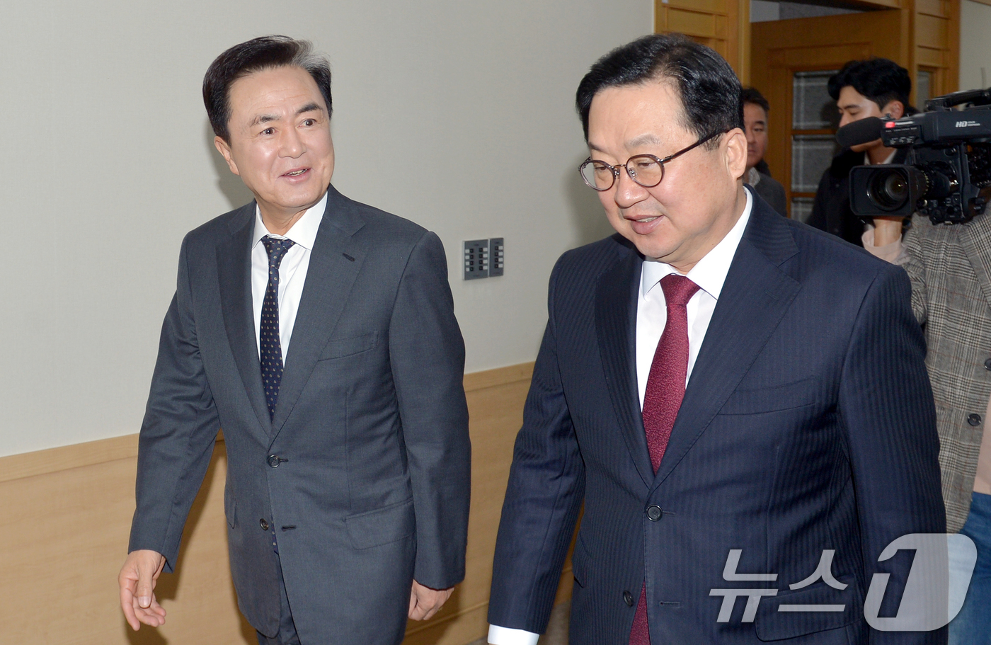 (대전=뉴스1) = 이장우 대전시장과 김태흠 충남도지사가 21일 대전시청에서 대전·충남 행정통합 관련 긴급 회동을 하기 위해 이동하고 있다.(공동취재)  2026.1.21/뉴스1