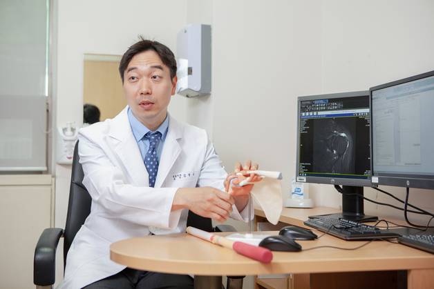 머리 감고 옷 입다 "악! 내 어깨"…이러면 오십견 신호