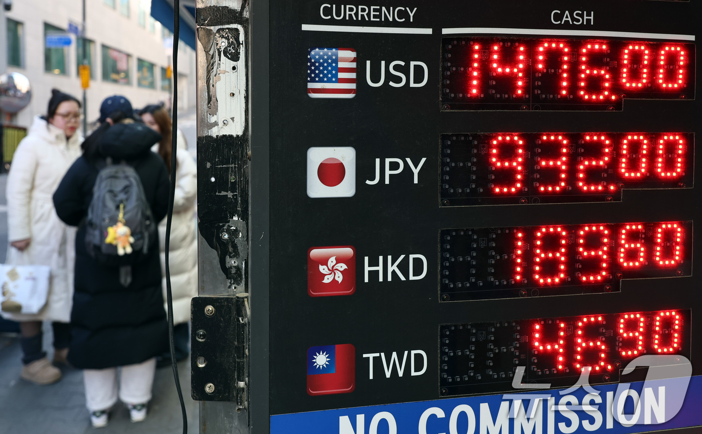 (서울=뉴스1) 최지환 기자 = 21일 서울 명동 환전소 전광판에 환율 시세가 게시되어 있다.이재명 대통령은 이날 신년 기자회견에서 연일 계속되는 고환율 기조에 대해 "책임 당국에 …