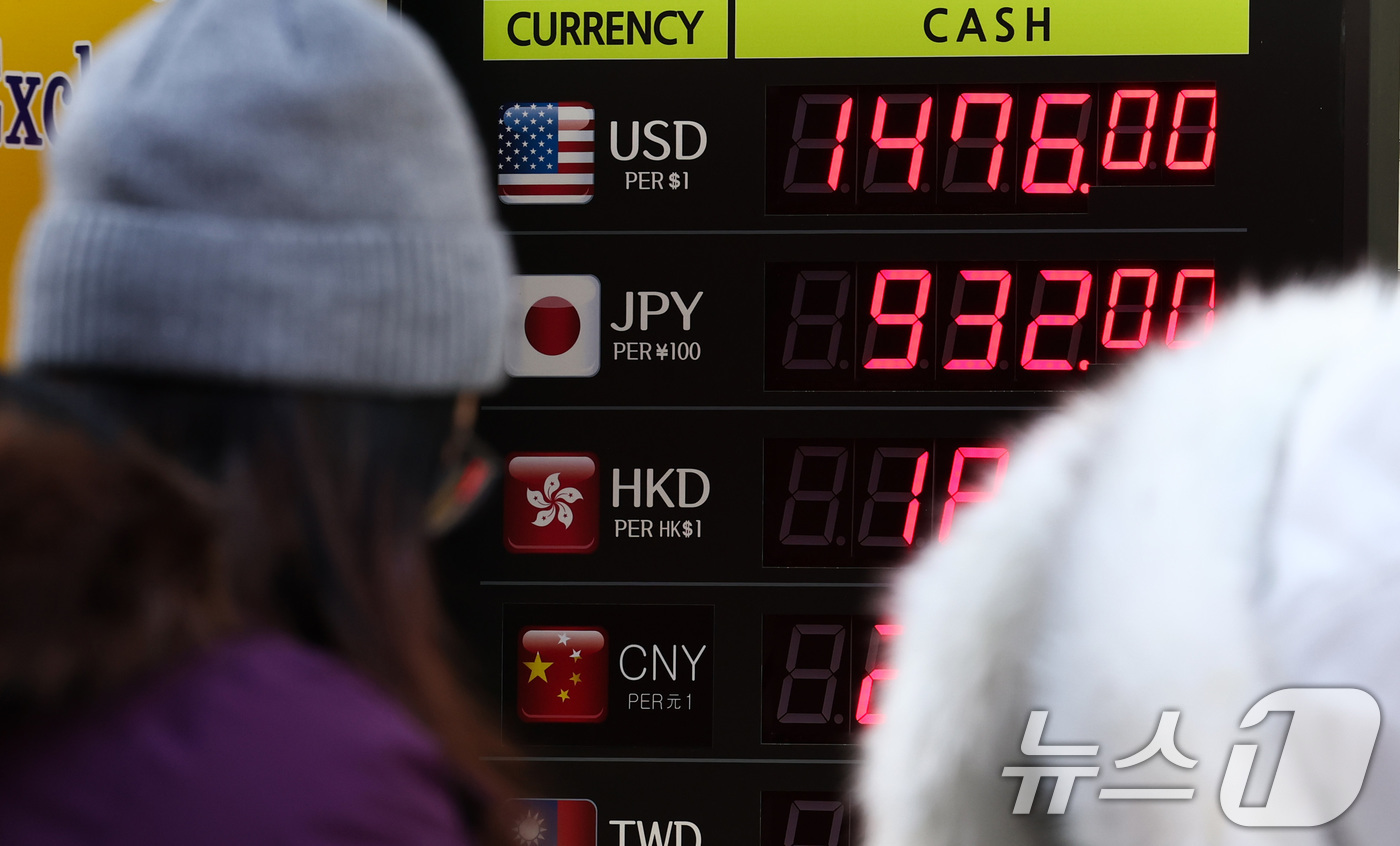 (서울=뉴스1) 최지환 기자 = 21일 서울 명동 환전소 전광판에 환율 시세가 게시되어 있다.이재명 대통령은 이날 신년 기자회견에서 연일 계속되는 고환율 기조에 대해 "책임 당국에 …