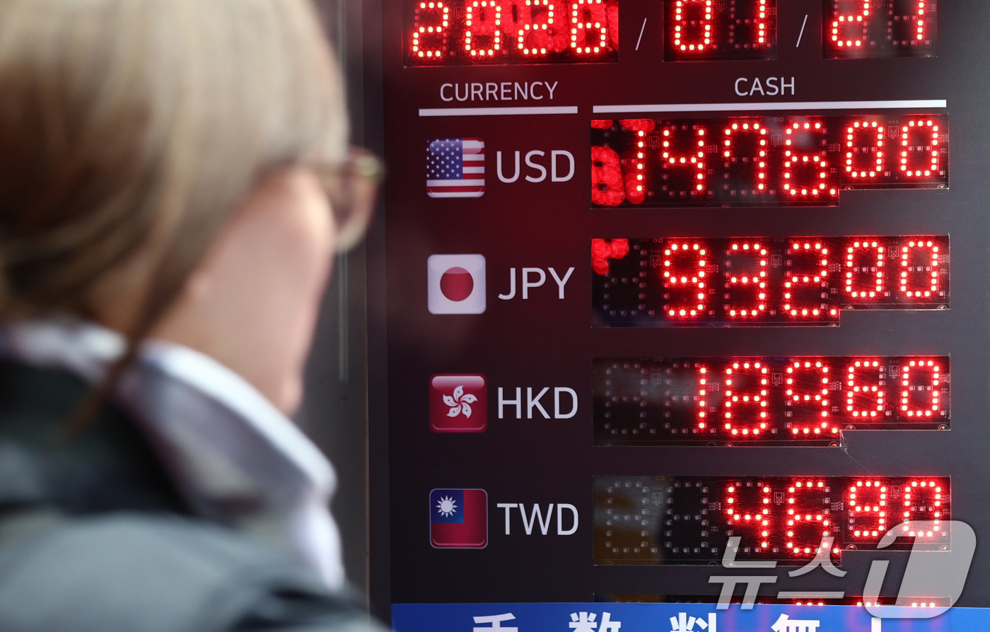 (서울=뉴스1) 최지환 기자 = 21일 서울 명동 환전소 전광판에 환율 시세가 게시되어 있다.이재명 대통령은 이날 신년 기자회견에서 연일 계속되는 고환율 기조에 대해 "책임 당국에 …