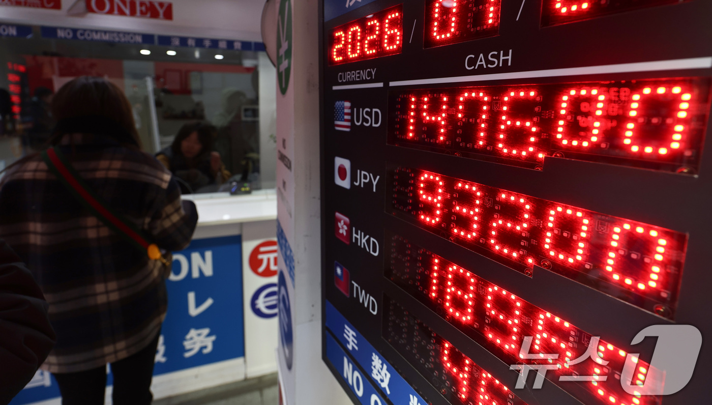 (서울=뉴스1) 최지환 기자 = 21일 서울 명동 환전소 전광판에 환율 시세가 게시되어 있다.이재명 대통령은 이날 신년 기자회견에서 연일 계속되는 고환율 기조에 대해 "책임 당국에 …