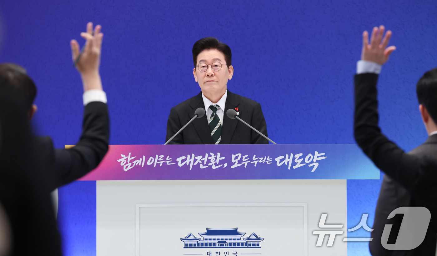 (서울=뉴스1) 이재명 기자 = 이재명 대통령이 21일 청와대 영빈관에서 열린 신년 기자회견에서 취재진 질문을 받고 있다. 2026.1.21/뉴스1