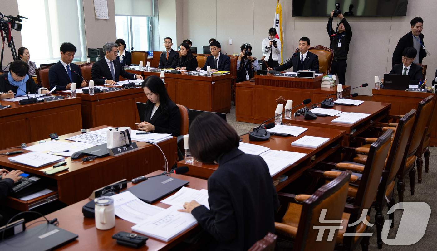 (서울=뉴스1) 유승관 기자 = 김용민 국회 법제사법위원회 법안심사제1소위원장이 21일 서울 여의도 국회에서 열린 제431회 국회(임시회) 법제사법위원회 제2차 법안심사제1소위원회 …