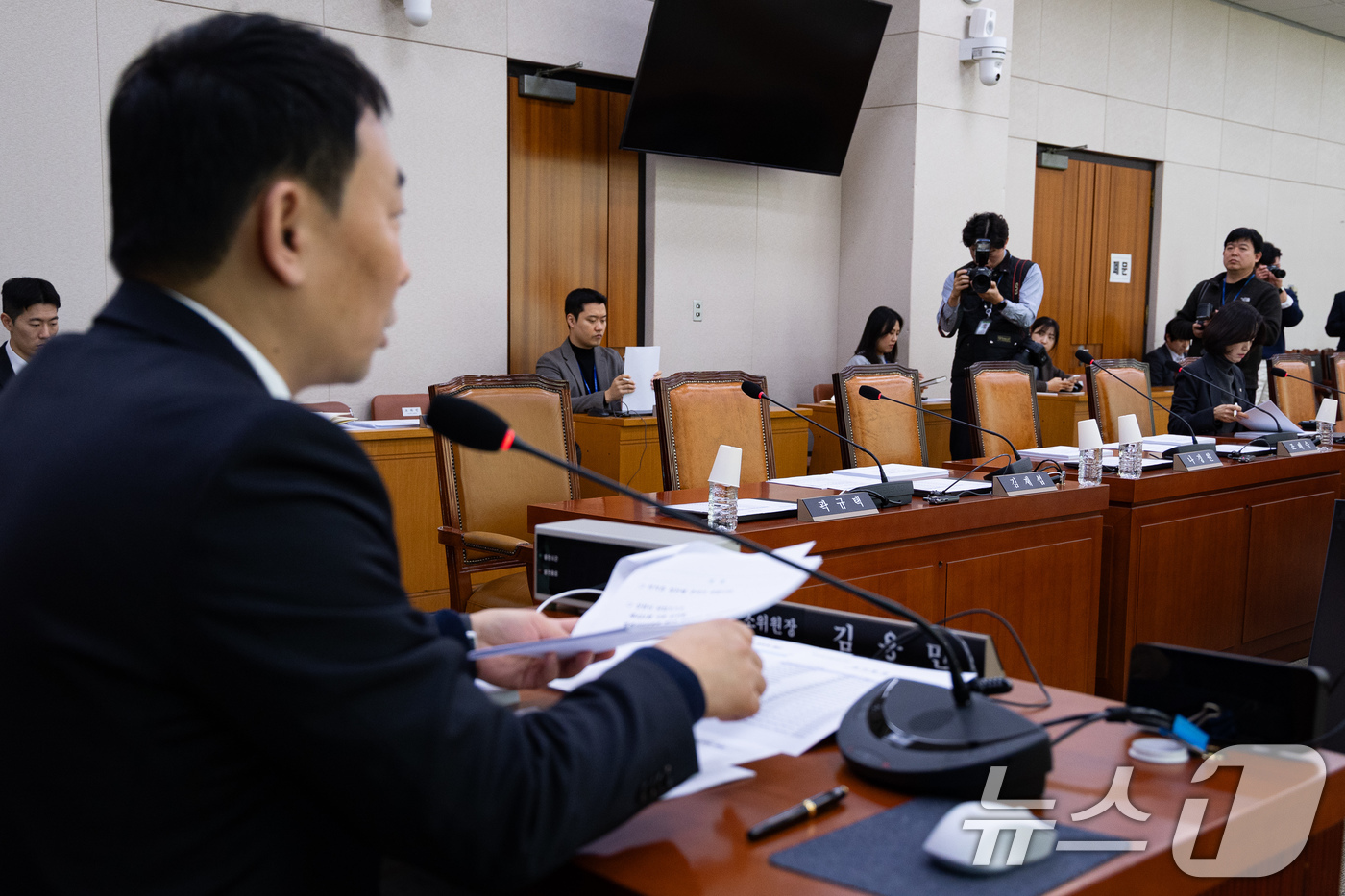 (서울=뉴스1) 유승관 기자 = 21일 서울 여의도 국회에서 열린 제431회 국회(임시회) 법제사법위원회 제2차 법안심사제1소위원회에 국민의힘 의원들이 불참해 자리가 비어있다. 2 …