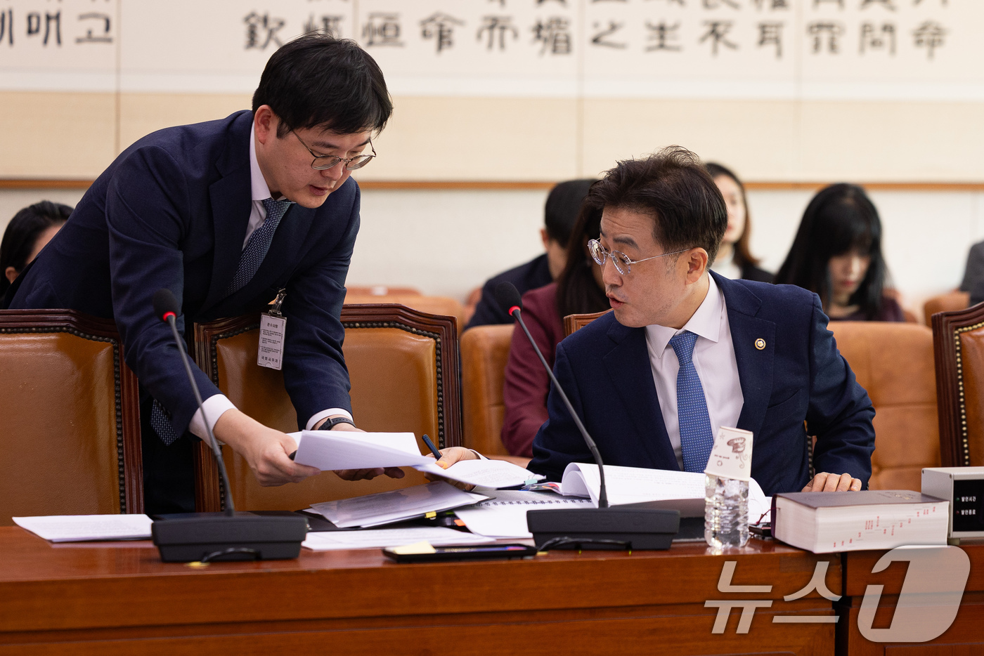 (서울=뉴스1) 유승관 기자 = 이진수 법무부 차관이 21일 서울 여의도 국회에서 열린 제431회 국회(임시회) 법제사법위원회 제2차 법안심사제1소위원회에 출석해 자료를 살피고 있 …