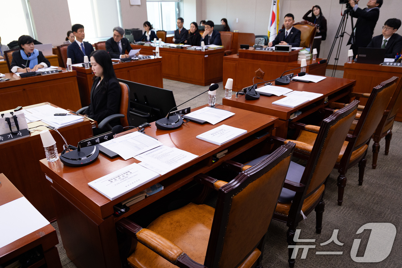(서울=뉴스1) 유승관 기자 = 21일 서울 여의도 국회에서 열린 제431회 국회(임시회) 법제사법위원회 제2차 법안심사제1소위원회에 국민의힘 의원들이 불참해 자리가 비어있다. 2 …