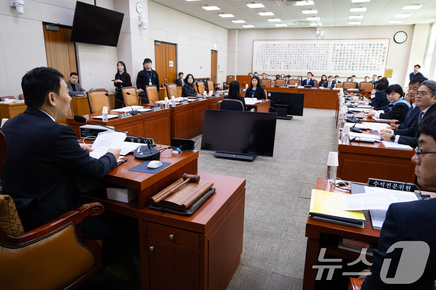 (서울=뉴스1) 유승관 기자 = 21일 서울 여의도 국회에서 열린 제431회 국회(임시회) 법제사법위원회 제2차 법안심사제1소위원회에 국민의힘 의원들이 불참해 자리가 비어있다. 2 …