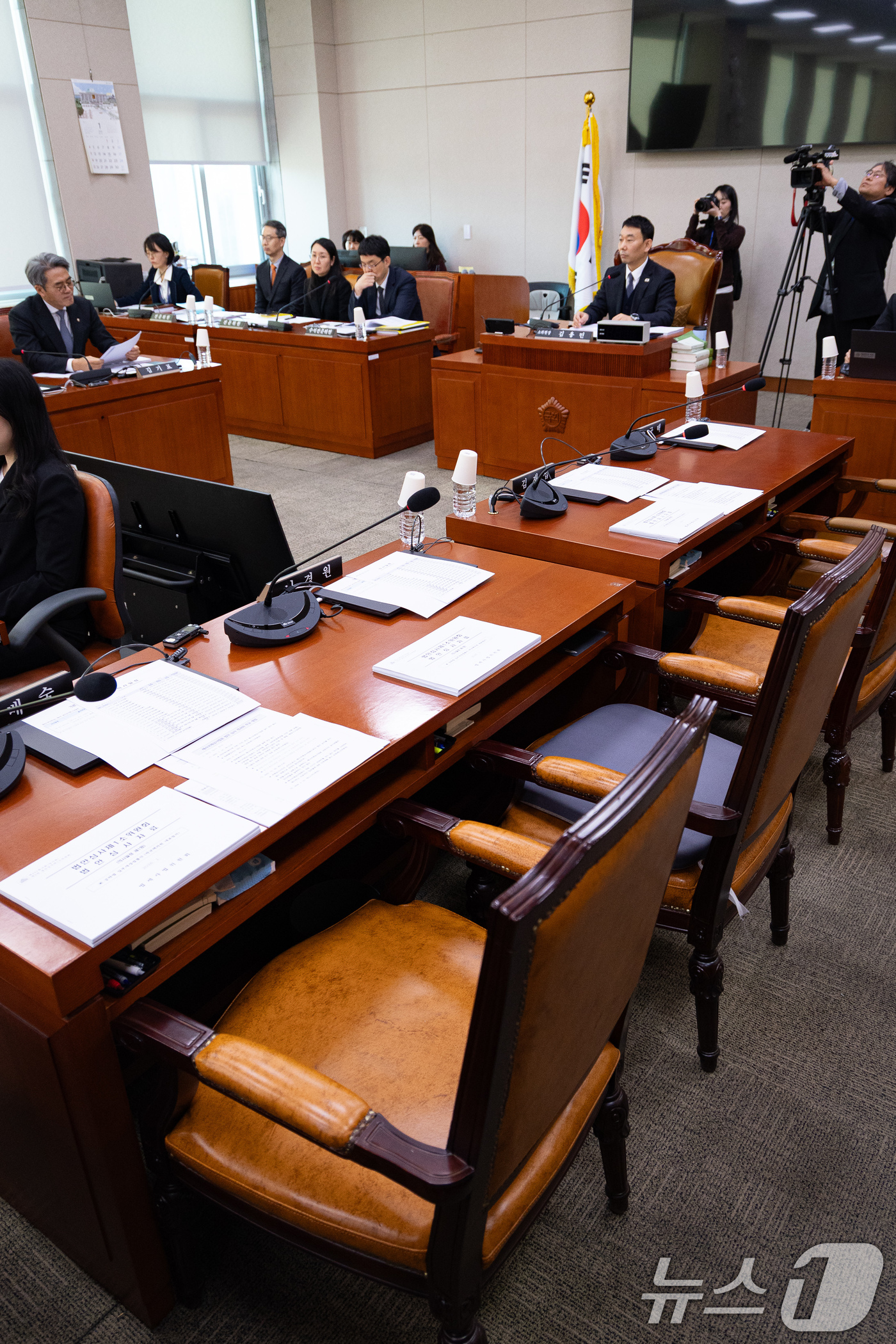 (서울=뉴스1) 유승관 기자 = 21일 서울 여의도 국회에서 열린 제431회 국회(임시회) 법제사법위원회 제2차 법안심사제1소위원회에 국민의힘 의원들이 불참해 자리가 비어있다. 2 …