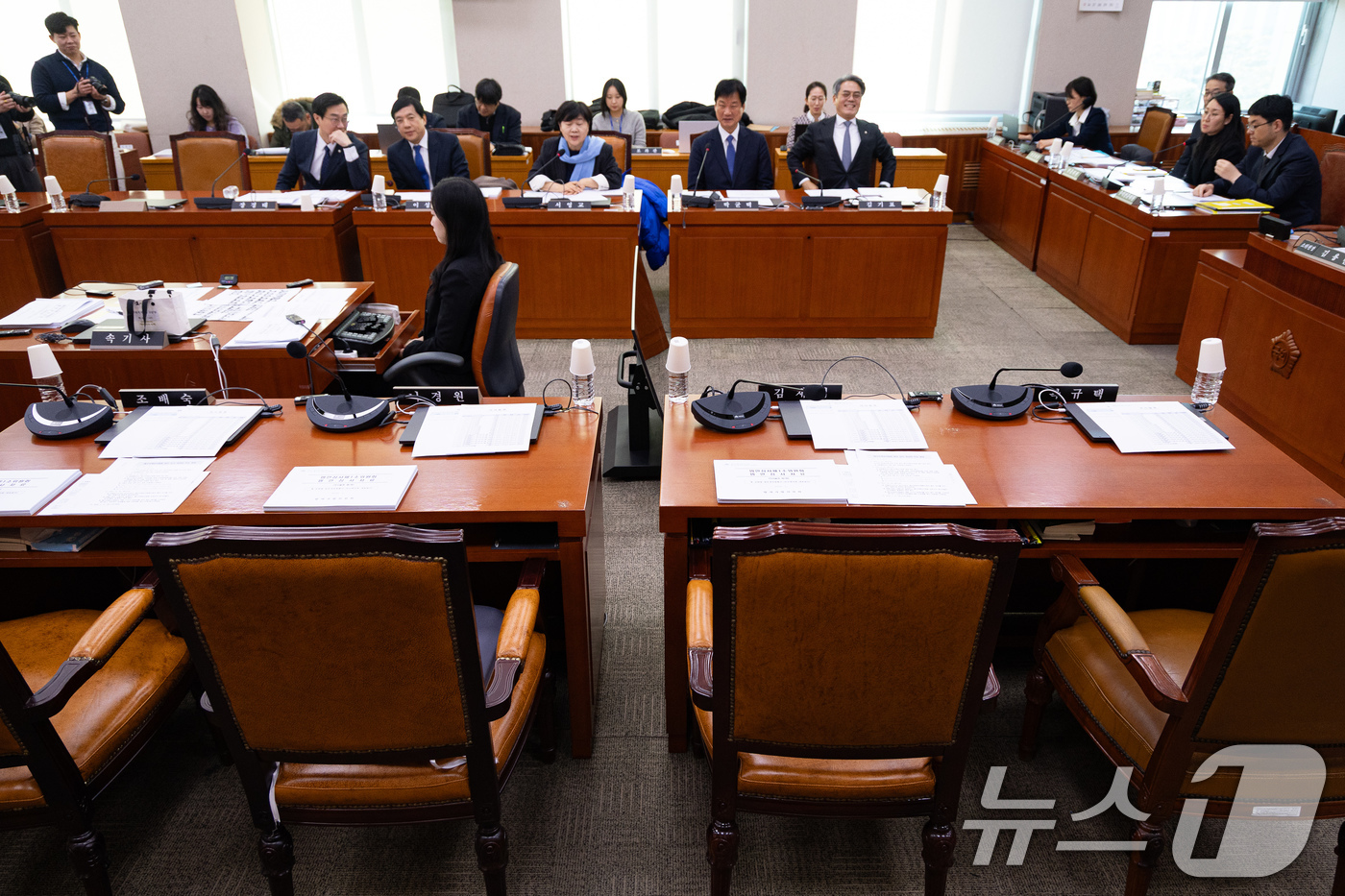 (서울=뉴스1) 유승관 기자 = 21일 서울 여의도 국회에서 열린 제431회 국회(임시회) 법제사법위원회 제2차 법안심사제1소위원회에 국민의힘 의원들이 불참해 자리가 비어있다. 2 …