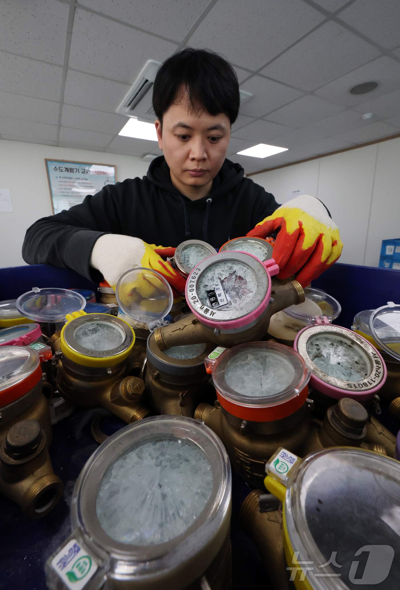 (서울=뉴스1) 김진환 기자 = 서울 전역에 한파주의보가 내려진 21일 서울 강북구 서울북부수도사업소에서 수도계량기 교체반 직원이 동파된 수도계량기를 정리하고 있다. 이날 서울시에 …