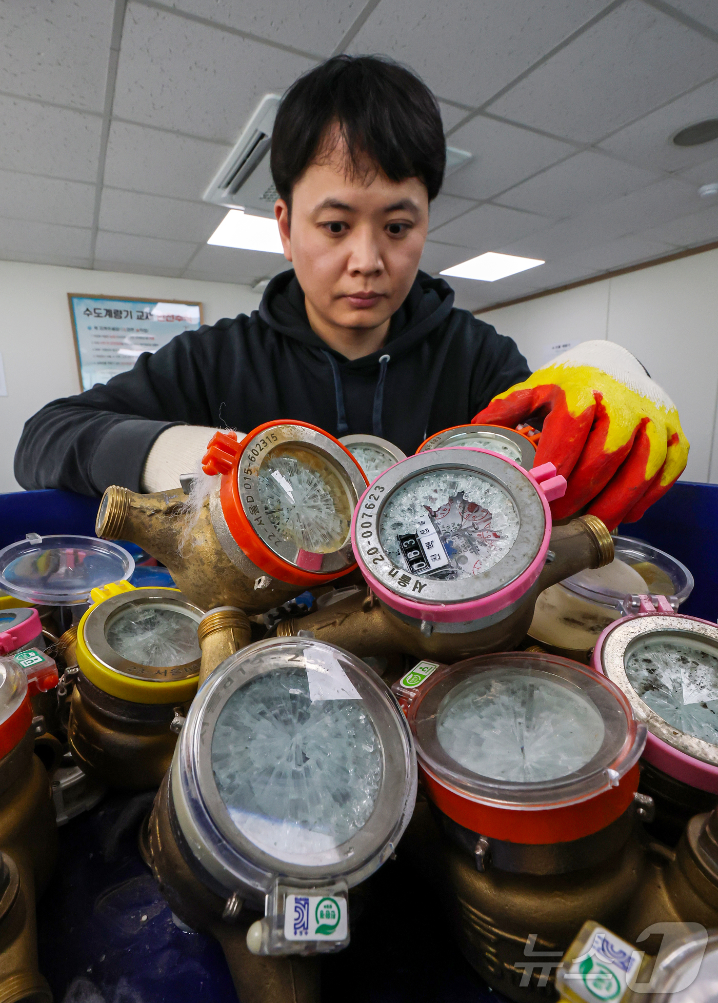 (서울=뉴스1) 김진환 기자 = 서울 전역에 한파주의보가 내려진 21일 서울 강북구 서울북부수도사업소에서 수도계량기 교체반 직원이 동파된 수도계량기를 정리하고 있다. 이날 서울시에 …