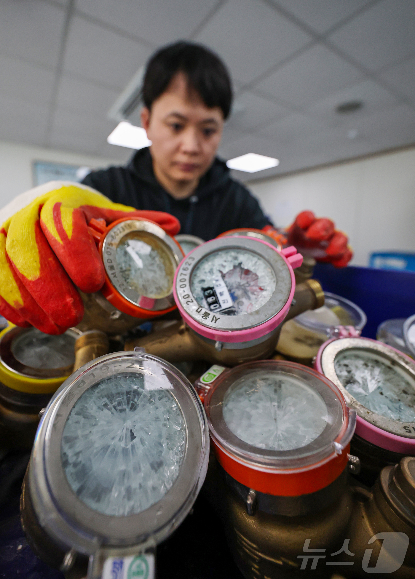 (서울=뉴스1) 김진환 기자 = 서울 전역에 한파주의보가 내려진 21일 서울 강북구 서울북부수도사업소에서 수도계량기 교체반 직원이 동파된 수도계량기를 정리하고 있다. 이날 서울시에 …