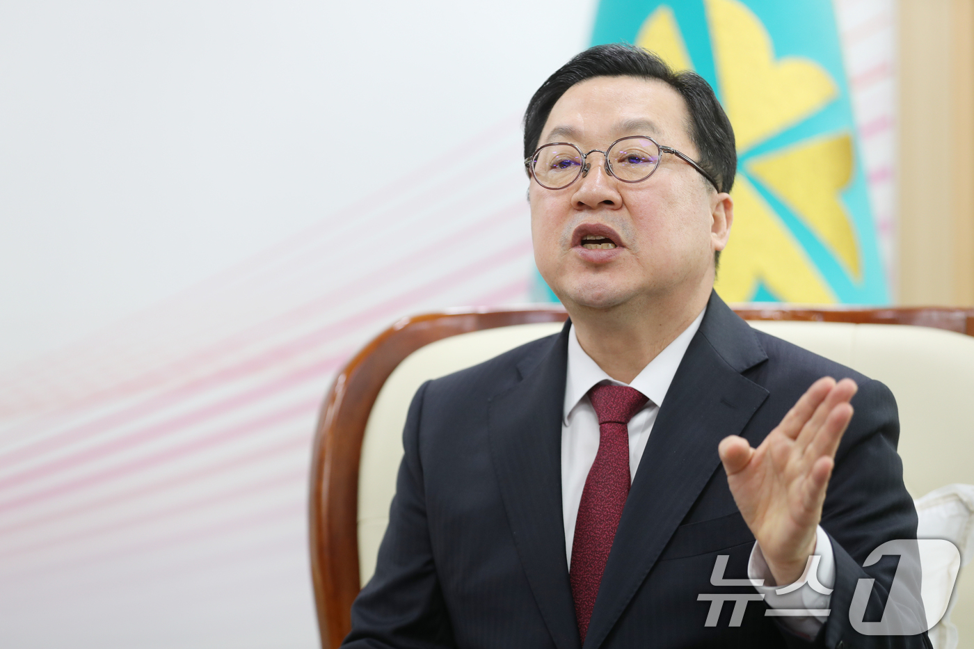 (대전=뉴스1) = 이장우 대전시장이 21일 대전시청 접견실에서 김태흠 충남도지사와 대전·충남 행정통합 관련 긴급 회동에서 발언하고 있다.