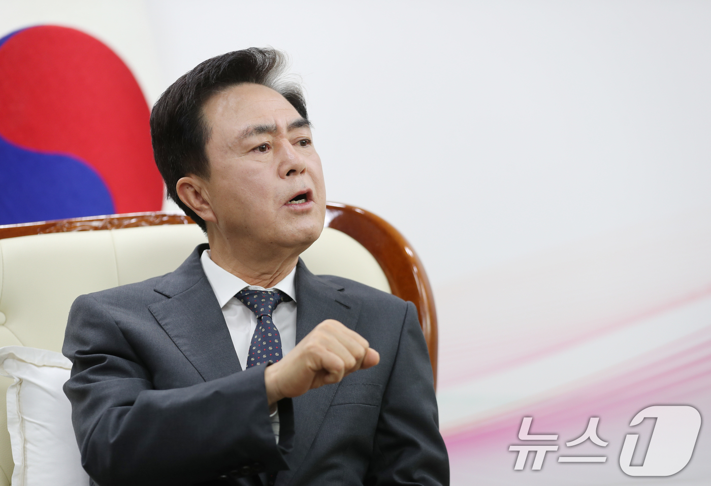 (대전=뉴스1) = 김태흠 충남지사가 21일 대전시청 접견실에서 이장우 대전시장과 대전·충남 행정통합 관련 긴급 회동에서 발언하고 있다.