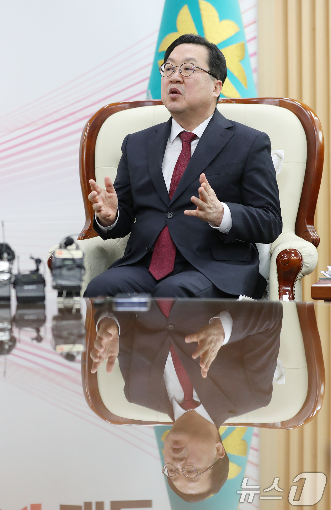 (대전=뉴스1) = 이장우 대전시장이 21일 대전시청 접견실에서 김태흠 충남도지사와 대전·충남 행정통합 관련 긴급 회동에서 발언하고 있다.2026.1.21/뉴스1