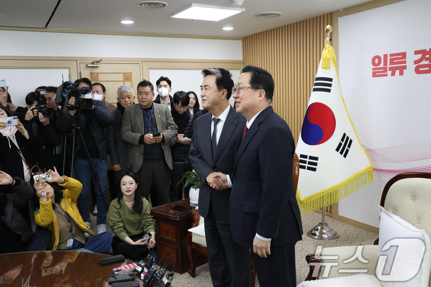 (대전=뉴스1) = 이장우 대전시장과 김태흠 충남도지사가 21일 대전시청 접견실에서 대전·충남 행정통합 관련 긴급 회동에서 악수하고 있다. (공동취재)