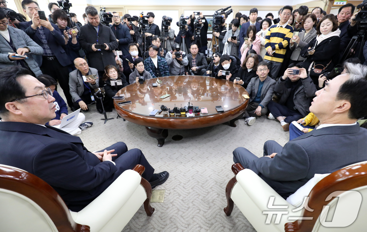 (대전=뉴스1) = 이장우 대전시장과 김태흠 충남도지사가 21일 대전시청 접견실에서 대전·충남 행정통합 관련 긴급 회동을 갖고 있다. (공동취재)2026.1.21/뉴스1