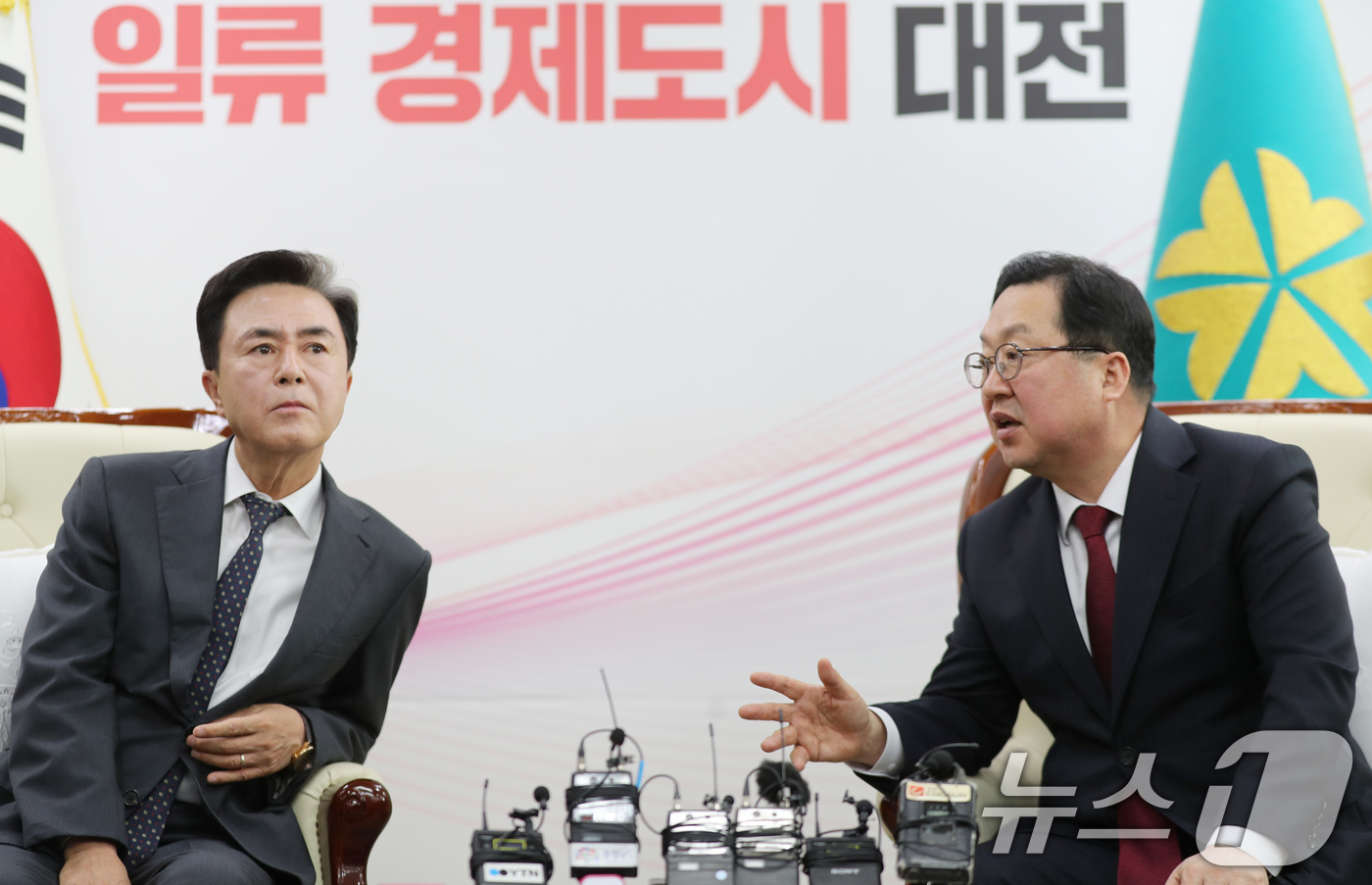 (대전=뉴스1) = 이장우 대전시장과 김태흠 충남도지사가 21일 대전시청 접견실에서 대전·충남 행정통합 관련 긴급 회동을 갖고 있다. (공동취재)2026.1.21/뉴스1