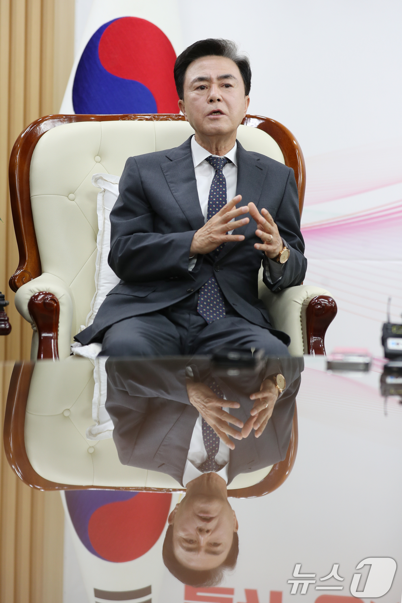 (대전=뉴스1) = 김태흠 충남지사가 21일 대전시청 접견실에서 이장우 대전시장과 대전·충남 행정통합 관련 긴급 회동에서 발언하고 있다. (공동취재) 2026.1.21/뉴스1