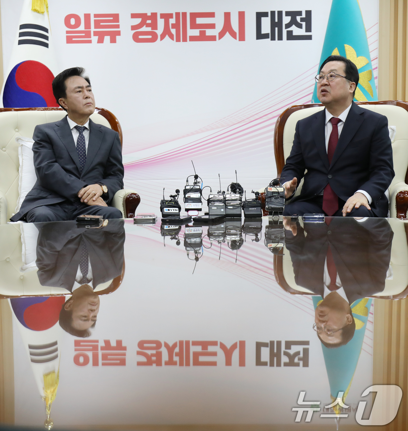 (대전=뉴스1) = 이장우 대전시장과 김태흠 충남도지사가 21일 대전시청 접견실에서 대전·충남 행정통합 관련 긴급 회동을 갖고 있다. (공동취재)2026.1.21/뉴스1