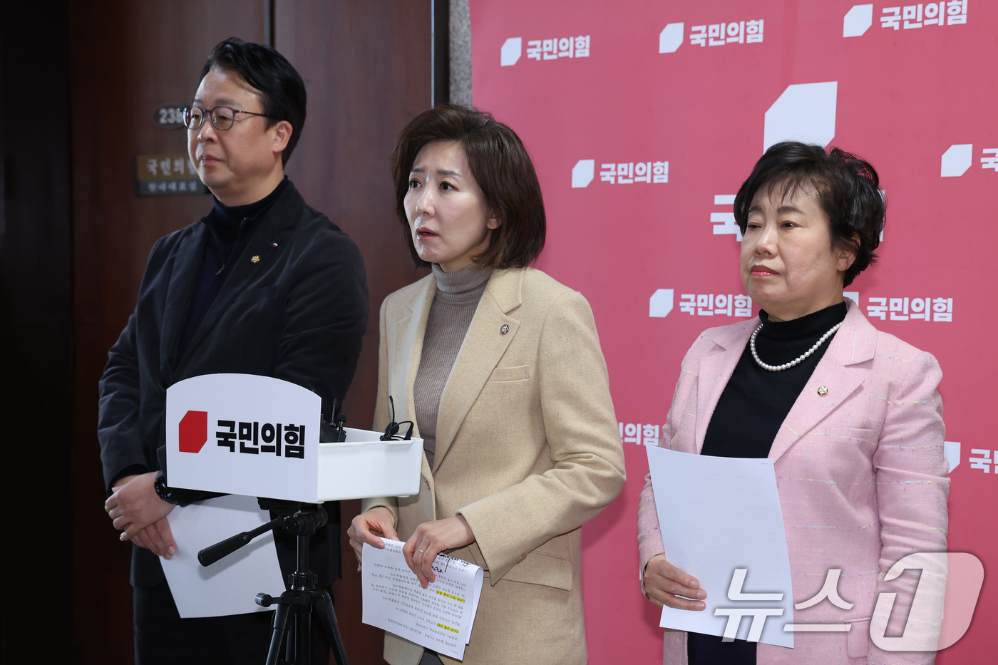 (서울=뉴스1) 신웅수 기자 = 나경원 의원을 비롯한 국민의힘 법사위원들이 21일 서울 여의도 국회에서 더불어민주당의 법사위 강행 시도 관련 기자회견을 하고 있다. 2026.1.2 …