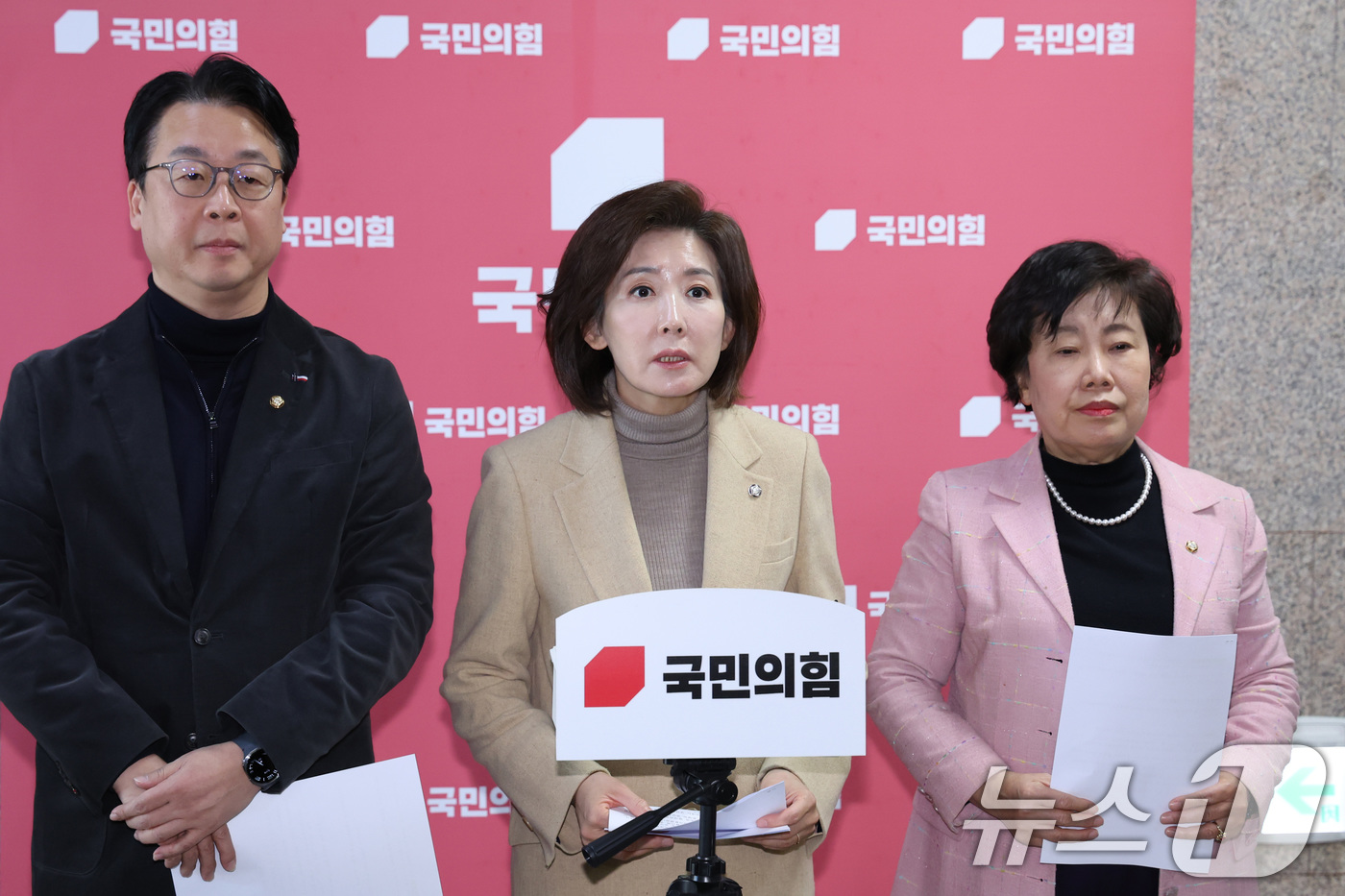 (서울=뉴스1) 신웅수 기자 = 나경원 의원을 비롯한 국민의힘 법사위원들이 21일 서울 여의도 국회에서 더불어민주당의 법사위 강행 시도 관련 기자회견을 하고 있다. 2026.1.2 …