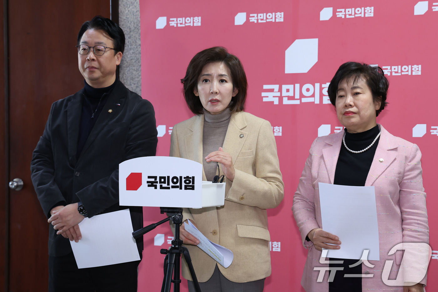 (서울=뉴스1) 신웅수 기자 = 나경원 의원을 비롯한 국민의힘 법사위원들이 21일 서울 여의도 국회에서 더불어민주당의 법사위 강행 시도 관련 기자회견을 하고 있다. 2026.1.2 …