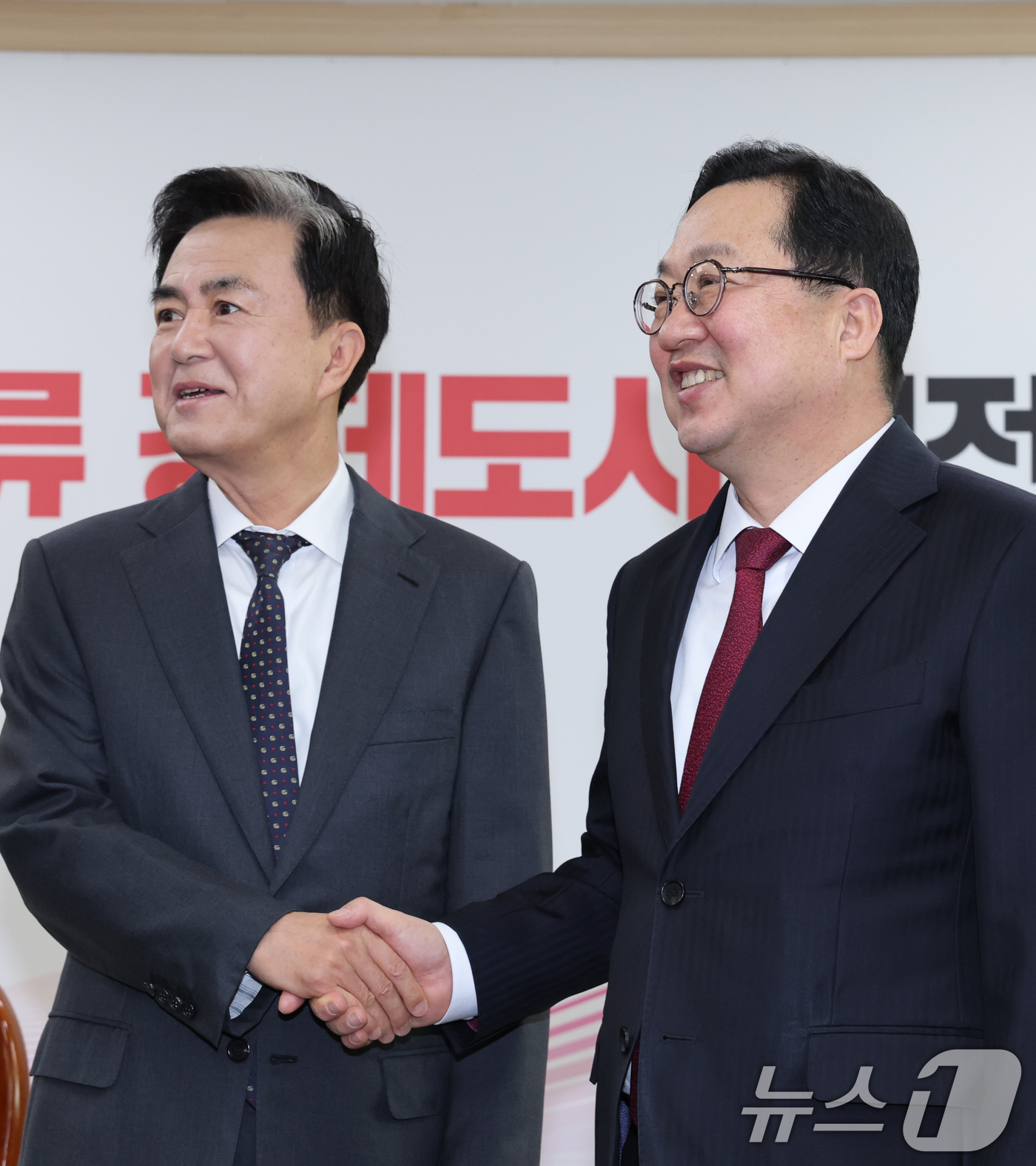 (대전=뉴스1) 김기태 기자 = 이장우 대전시장과 김태흠 충남도지사가 21일 대전시청 접견실에서 대전·충남 행정통합 관련 긴급 회동에서 악수하고 있다. 2026.1.21/뉴스1