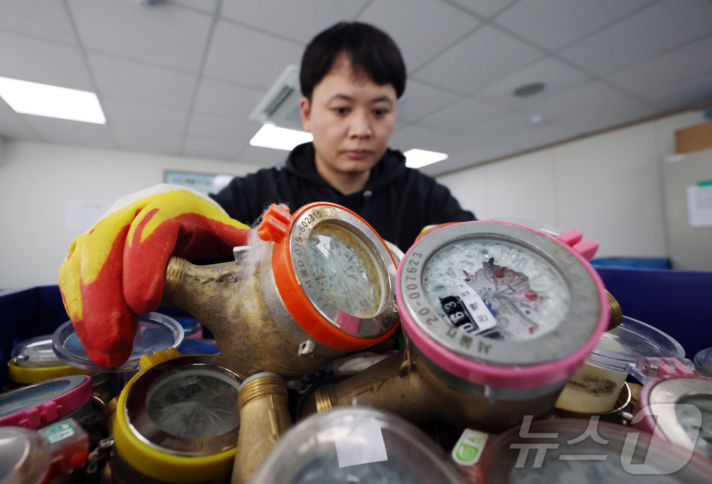(서울=뉴스1) 김진환 기자 = 서울 전역에 한파주의보가 내려진 21일 서울 강북구 서울북부수도사업소에서 수도계량기 교체반 직원이 동파된 수도계량기를 정리하고 있다. 이날 서울시에 …