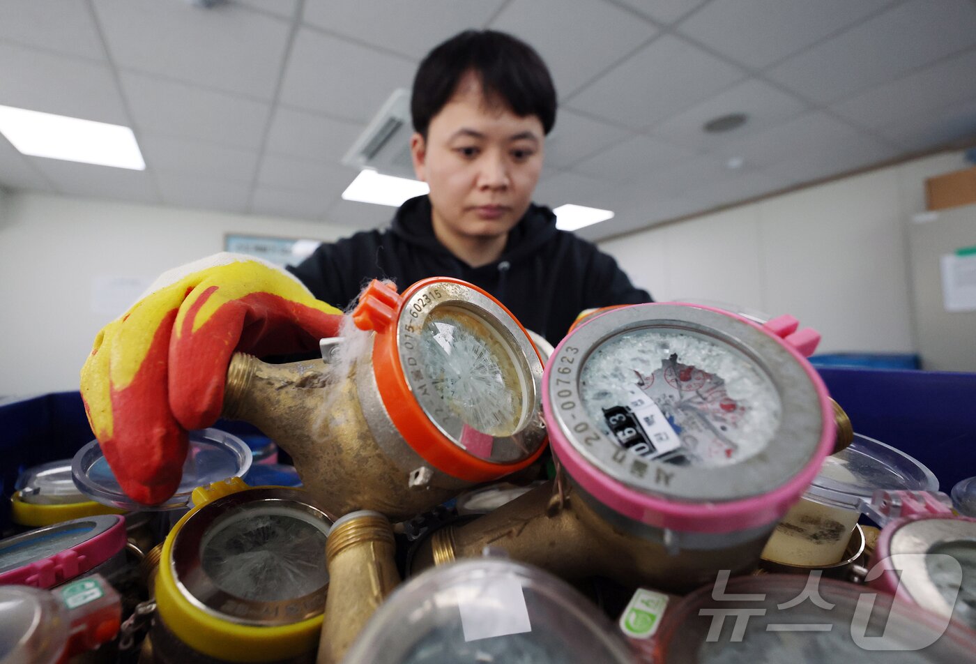 본문 이미지 - 서울 전역에 한파주의보가 내려진 21일 서울 강북구 서울북부수도사업소에서 수도계량기 교체반 직원이 동파된 수도계량기를 정리하고 있다.  2026.1.21/뉴스1 ⓒ News1 김진환 기자