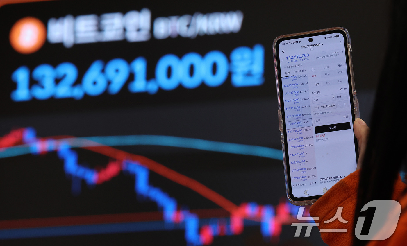 (서울=뉴스1) 박지혜 기자 = 그린란드 사태 충격으로 비트코인이 급락한 21일 서울 서초구 빗썸라운지 강남본점에서 비트코인 거래 가격이 표시되고 있다. 2026.1.21/뉴스1