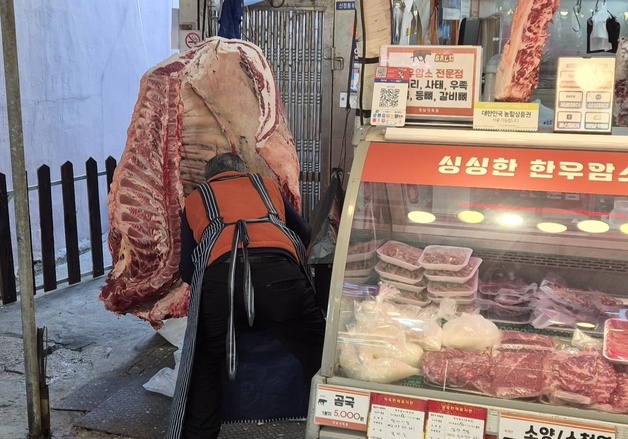 "춥지만 단골 생각에 문 열죠"…영하 7도 한파에도 활기찬  신정시장