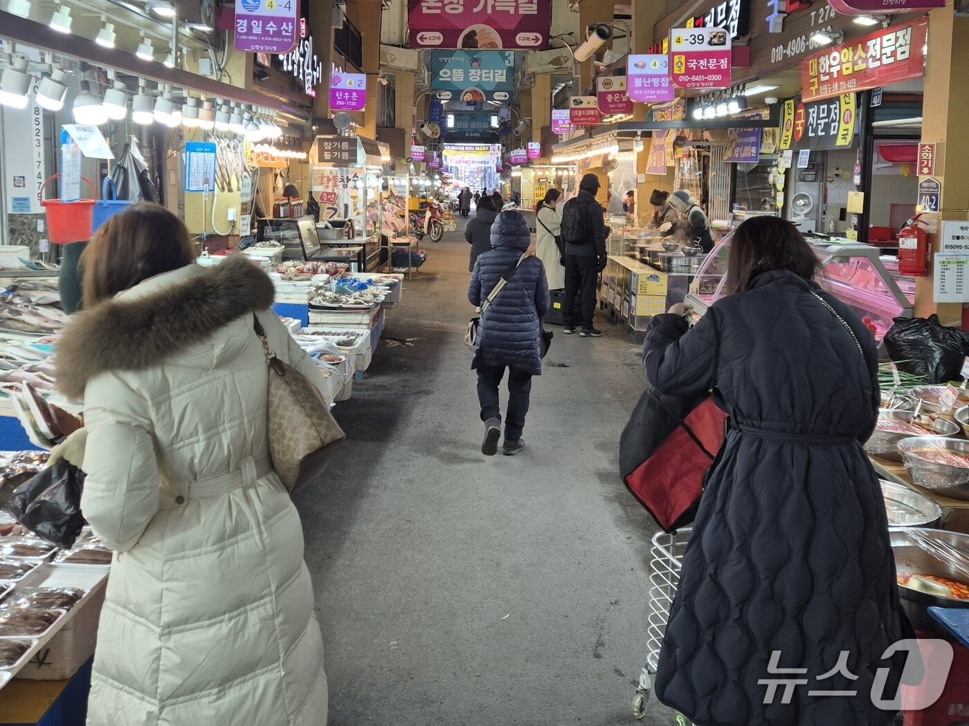본문 이미지 - 21일 오전 10시께 울산 남구 신정시장에서 시민들이 물건을 사고 있다. 2026.1.21/뉴스1ⓒ 뉴스1 박정현 기자
