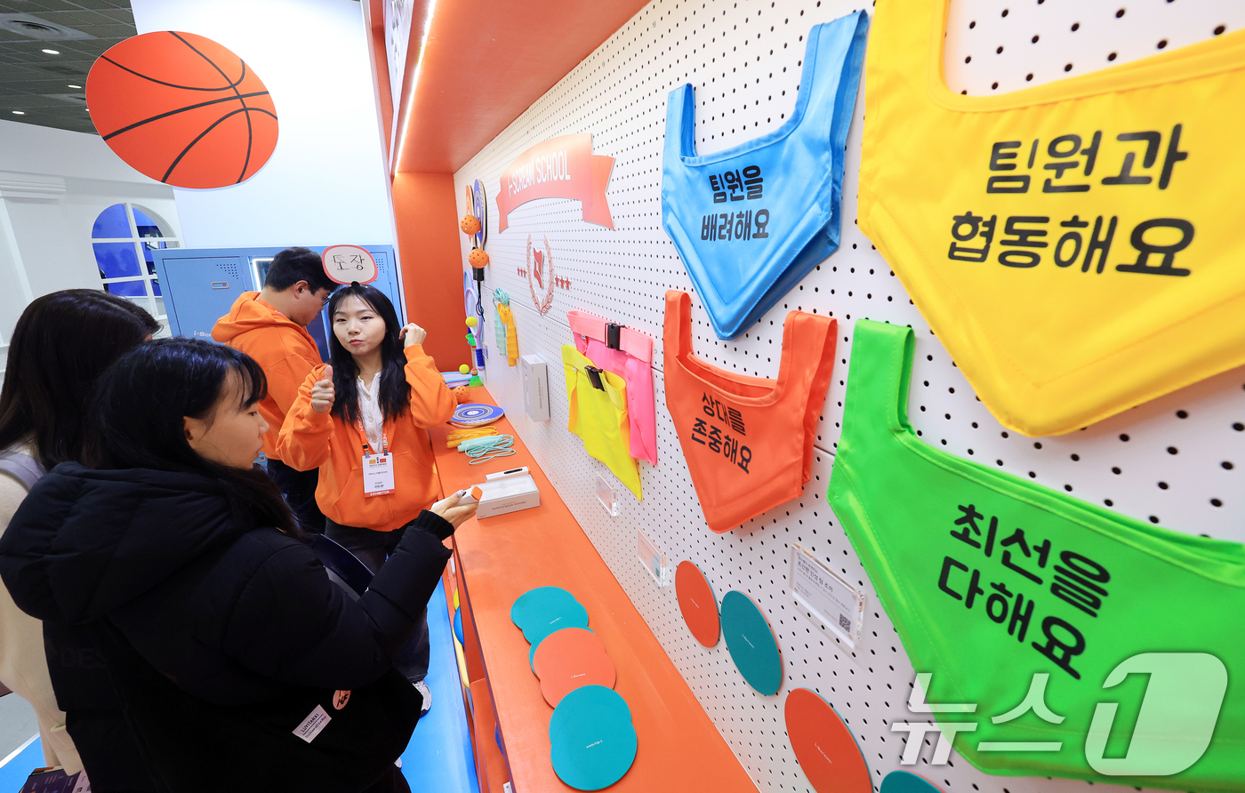 (서울=뉴스1) 이호윤 기자 = 21일 서울 강남구 코엑스에서 열린 ‘2026 대한민국 교육박람회’를 찾은 관람객들이 부스를 둘러보고 있다.이번 박람회는 “배움을 배우는 오늘, 내 …