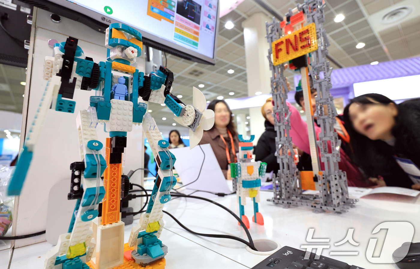 (서울=뉴스1) 이호윤 기자 = 21일 서울 강남구 코엑스에서 열린 ‘2026 대한민국 교육박람회’를 찾은 관람객들이 부스를 둘러보고 있다.이번 박람회는 “배움을 배우는 오늘, 내 …